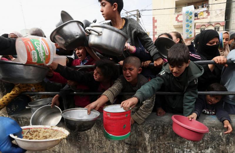 استشهاد طفل فلسطينى بدير البلح بسبب التجويع والحصار الإسرائيلى على غزة