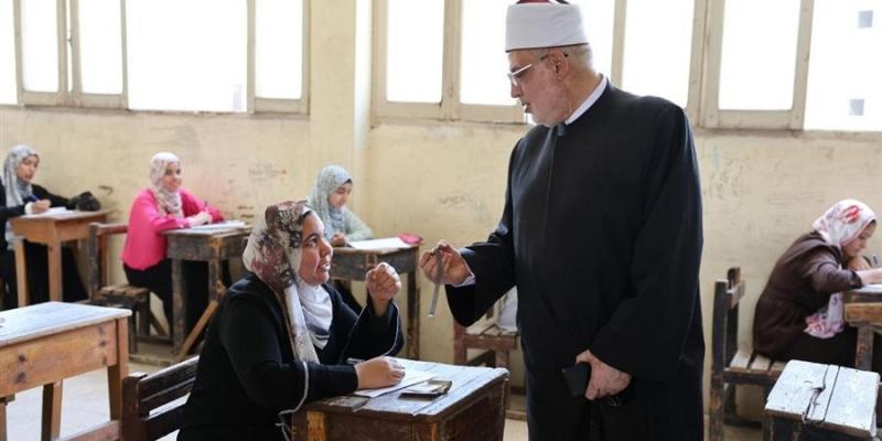 وكيل الأزهر يتفقد لجان امتحانات الثانوية الأزهرية بالشرقية ويحث الطلاب على التركيز