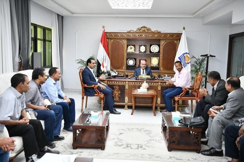 الداودي يعقد اجتماعا لمتابعة خطة رصف الطرق وتجميل الميادين بقنا