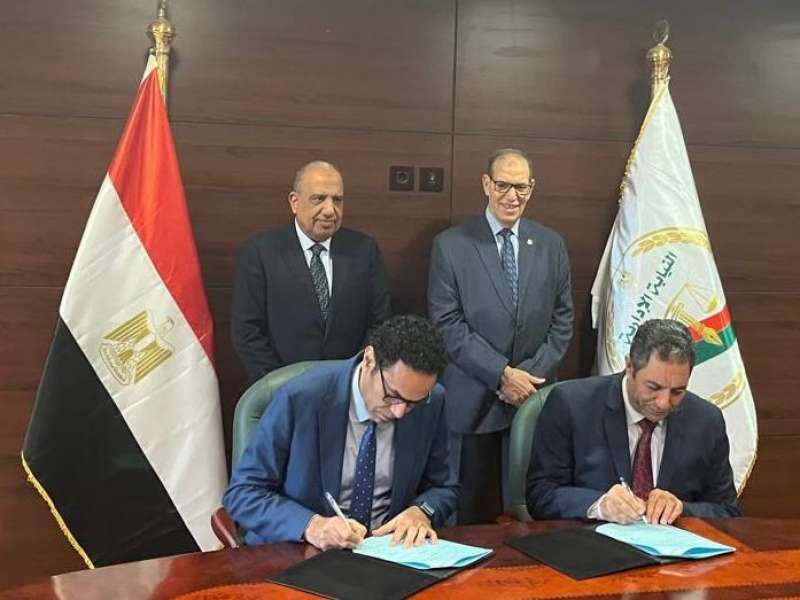 جانب من التوقيع 