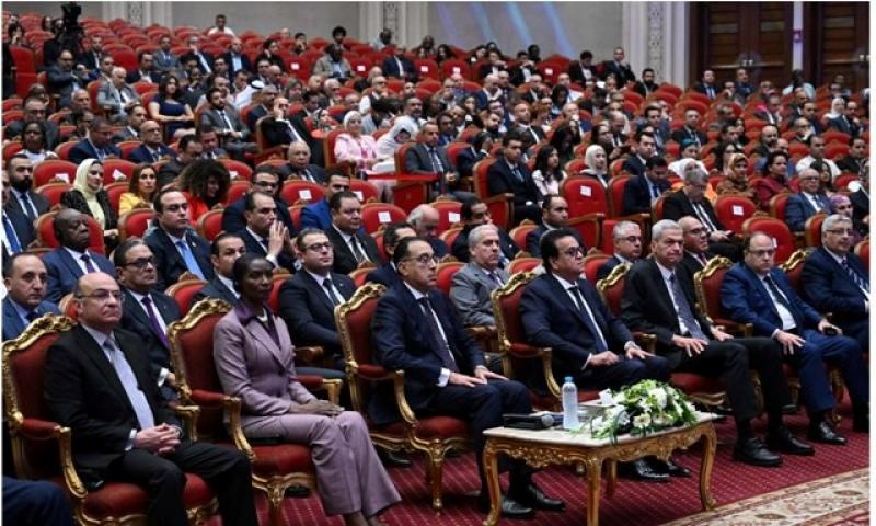 رئيس الوزراء: القيادة السياسية تولي اهتماما كبيرا لقطاع الصحة وتوطين صناعة الدواء