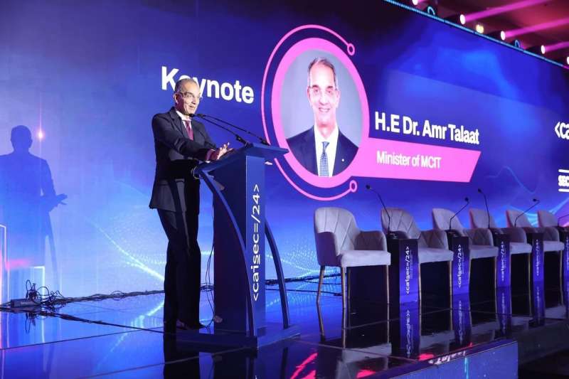  وزير الاتصالات