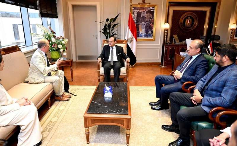 وزير التجارة والصناعة مع وفد شركة كرافت هاينز 