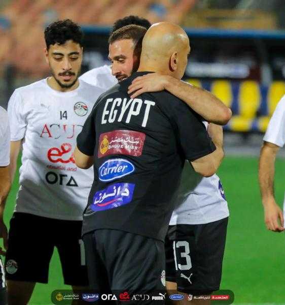 حسام حسن يستقبل عمر كمال عبد الواحد في مران المنتخب