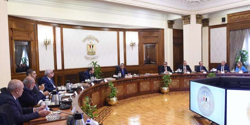 جانب من اجتماع رئيس الوزراء