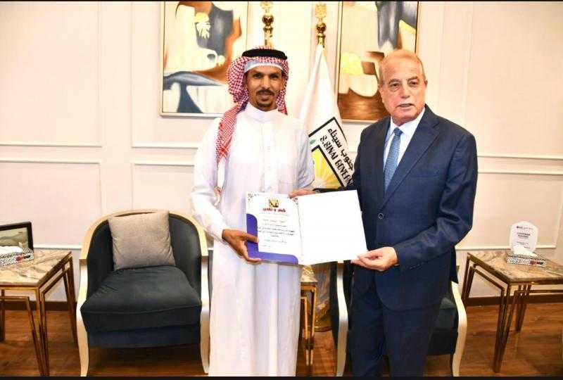 محافظ جنوب سيناء يكرم الشيخ سليمان جمعة عضو تنسيقية شباب الأحزاب والسياسيين