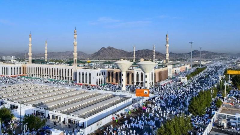 تزامنا مع الحج.. ”طلاء أبيض” لتبريد محيط مسجد نمرة