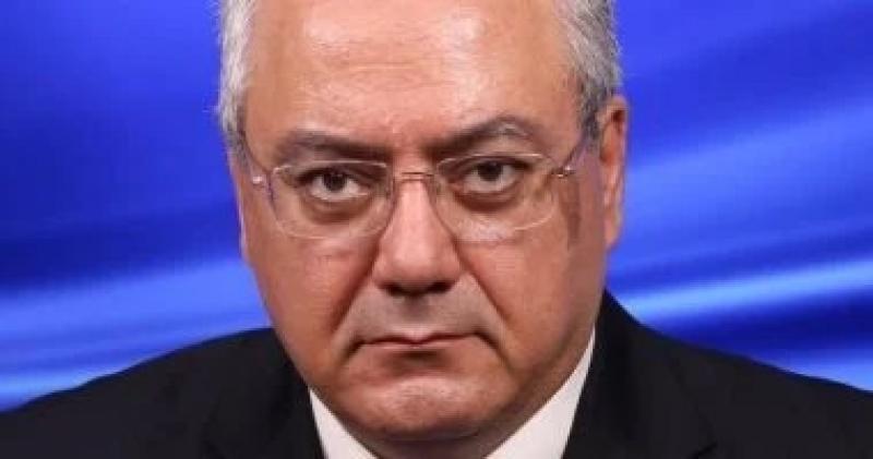 محلل سياسي أمريكي يبكي على الهواء بـ”مساء دي ام سي” خلال عرض صور لمعاناة أطفال غزة