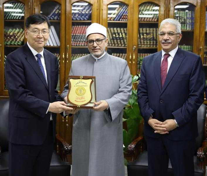 رئيس جامعة الأزهر يبحث مع وزير الشئون الدينية الصيني سبل التعاون العلمي