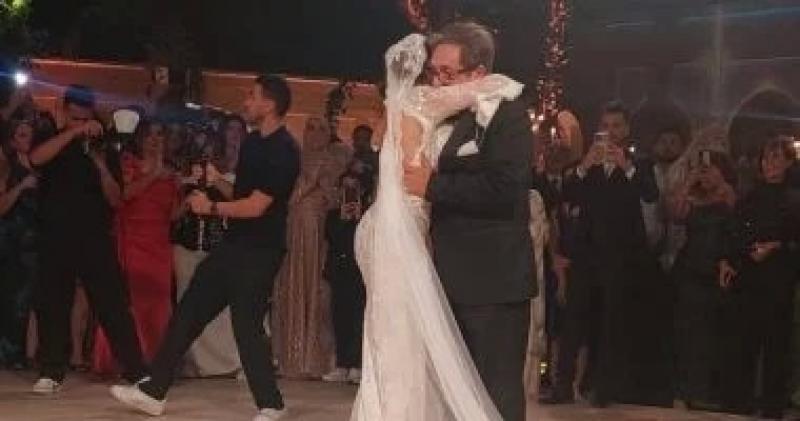 جميلة عوض ترقص مع والدها عادل عوض بحفل زفافها وتقبِّل رأسه.. فيديو