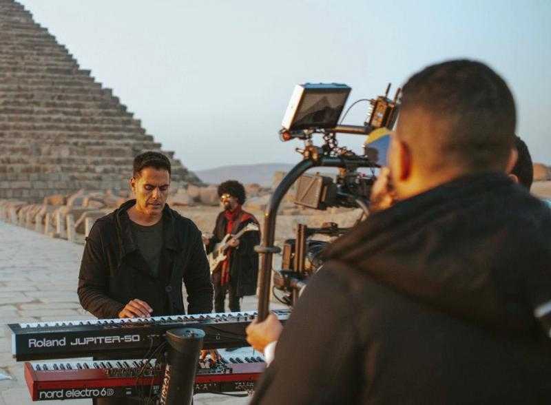 بالصور.. كواليس تصوير أول فيديو كليب أمام هرم منكاورع