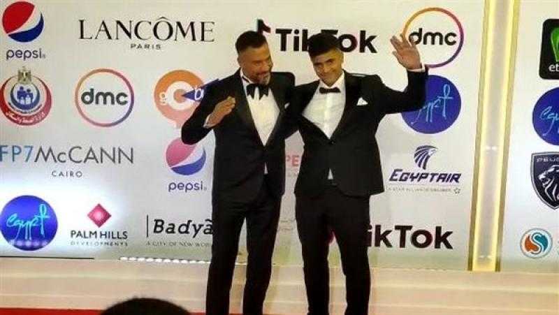خطير يا آدم.. ماجد المصري يشيد بتجربة ابنه على المسرح