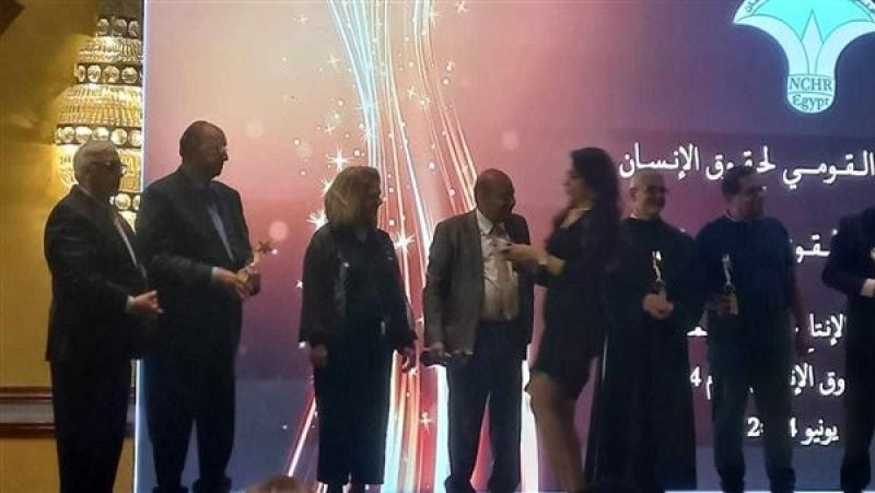 القومي لحقوق الإنسان يكرم المخرجة إنعام محمد علي