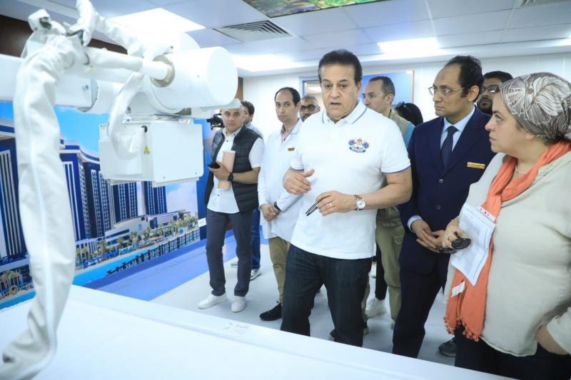 وزير الصحة يتفقد مستشفيي رأس الحكمة والضبعة المركزي بمحافظة مطروح.. صور
