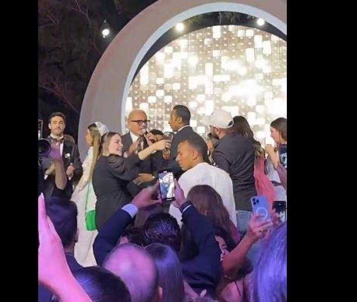 منى عبد الوهاب تدافع عن صفع عمرو دياب لمعجب بالقلم على وجهه: إحنا فلاحين