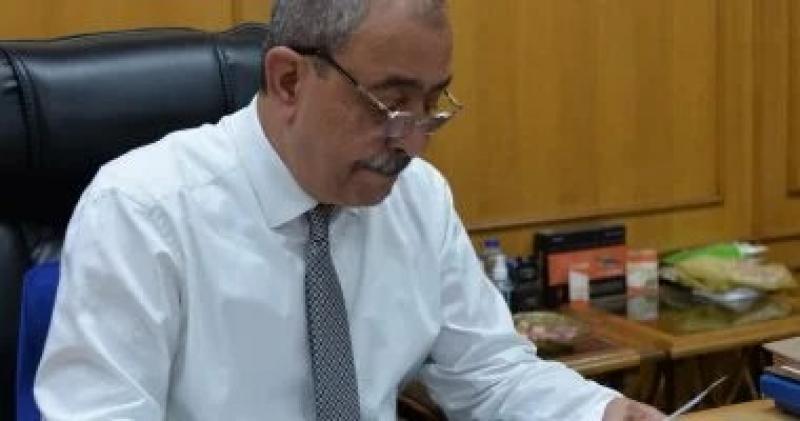 محافظ الإسماعيلية يعتمد النماذج الأولى لقانون التصالح الجديد على مخالفات البناء
