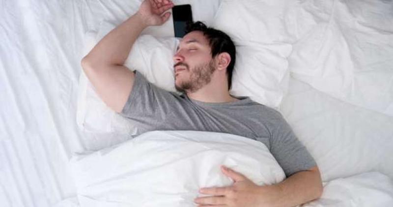 عادات خاطئة تسبب زيادة ضربات القلب أثناء النوم