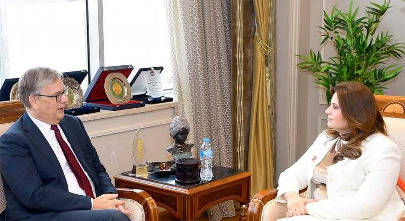 سها جندي تبحث إنشاء ”المركز المصري الهولندي للهجرة”