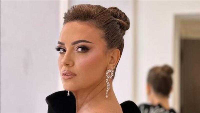 عارضة أزياء ترتدي فستان ريهام عبد الغفور
