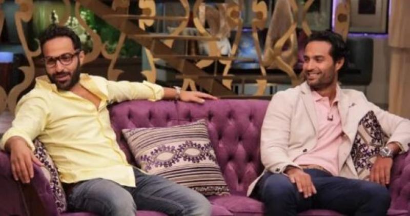 كريم فهمي يدعم شقيقه أحمد فهمي في العرض الخاص لفيلم عصابة الماكس
