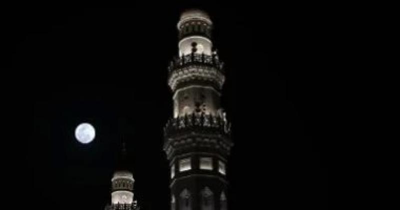 نصف القمر سيضيء سماء اليوم.. اعرف معلومات عن قمر الفراولة