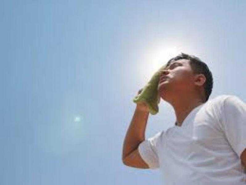 استشاري أمراض جلدية يحذر من التعرض للشمس في هذا الوقت