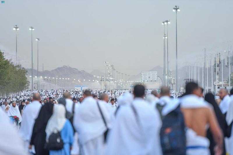 ضيوف الرحمن يتوافدون إلى صعيد عرفات لأداء ركن الحج الأعظم