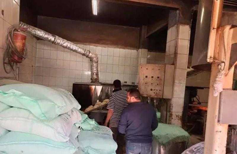 تموين البحيرة يغلق مخبزًا فى كفر الدوار ينتج خبزًا ناقص الوزن