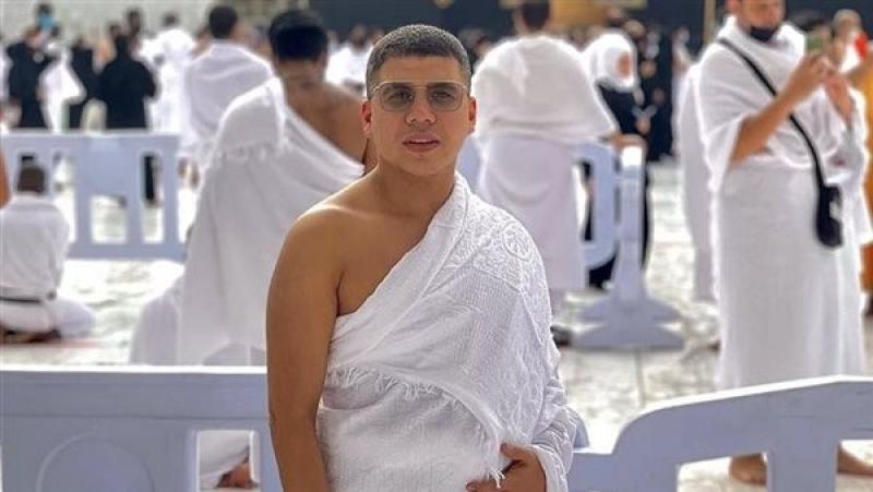 أمام الكعبة.. عمر كمال يهنئ محبيه بعيد الأضحى
