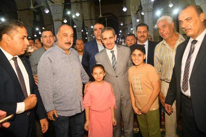 محافظ الغربية يوزع الهدايا على الأطفال في ساحة مسجد السيد البدوي | صور