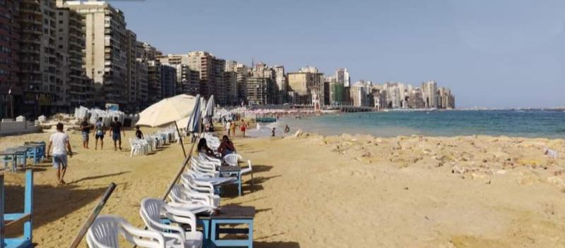 رايات خضراء وصفراء.. حالة شواطئ الإسكندرية أول أيام العيد |صور