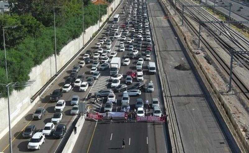 متظاهرون إسرائيليون مناهضون لحكومة نتنياهو يقطعون طرقا رئيسية