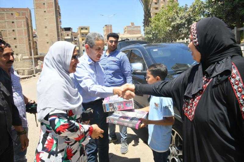 محافظ الغربية يوزع الهدايا على الأطفال في شوارع المحافظة