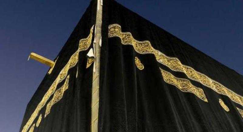 نائب أمير مكة يُسلّم كسوة الكعبة لسدنة بيت الله الحرام