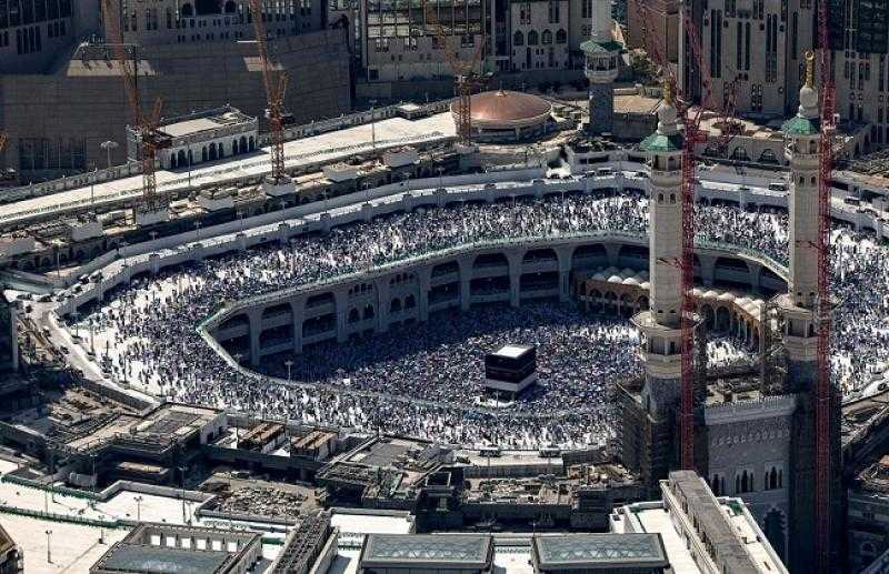 حجاج بيت الله الحرام يرمون الجمرات في ثاني أيام التشريق.. والمتعجلون يؤدون طواف الوداع
