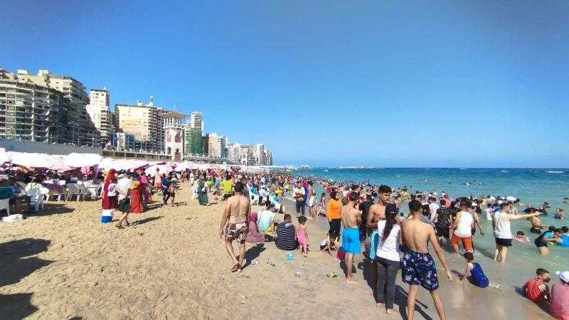إقبال كبير على شواطئ الإسكندرية في رابع أيام عيد الأضحى
