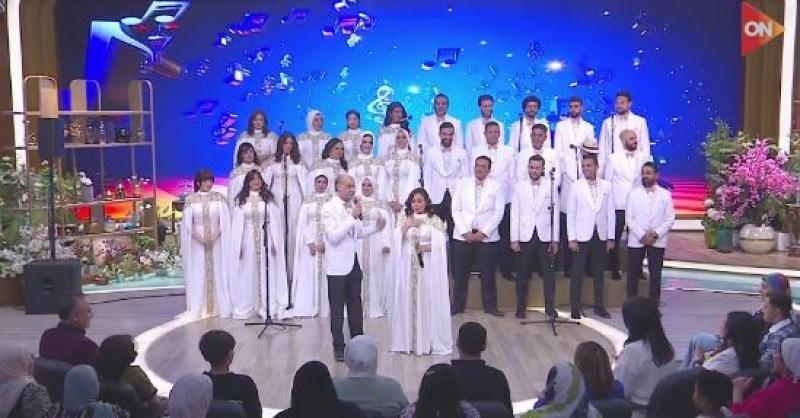 فرقة ”أعز الناس” تقدم باقة متنوعة من الأغاني في ”معكم منى الشاذلي”