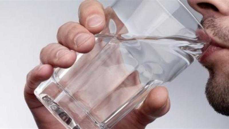 استشاري تغذية: يجب شرب كمية مياه بعد الاستيقاظ في الصيف
