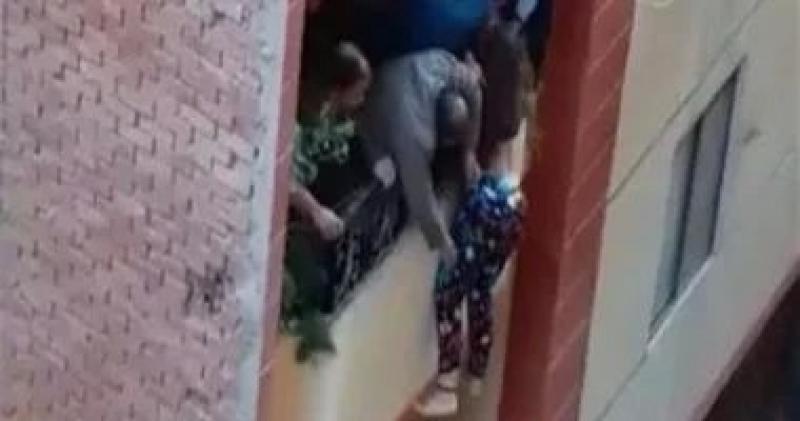الداخلية تكشف حقيقة تسلل طفل لمنزل من الشرفة فى العجمى