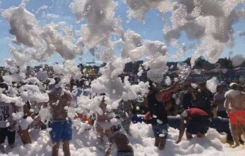 مهرجان الفوم ينعش شواطئ الغردقة ويجذب السياح في ظل درجات الحرارة المرتفعة