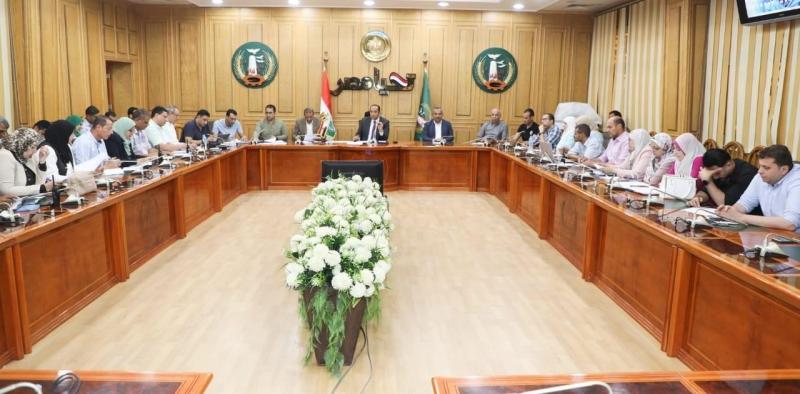 محافظ المنوفية يعقد اجتماع تنسيقي لمتابعة ملفات النظافة والإشغالات ومشروعات الخطة الجديدة والتصالح