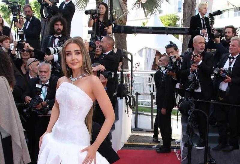 هنا الزاهد تتألق بالأبيض في أحدث جلسة تصوير لها | صور