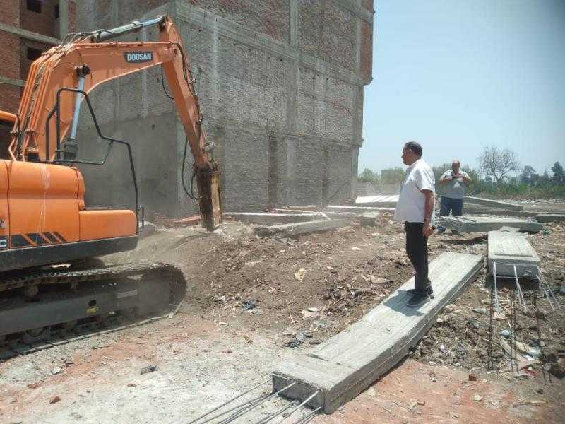 محافظ كفرالشيخ يتابع جهود إزالة التعديات على الأراضى الزراعية ومخالفات البناء بفوه