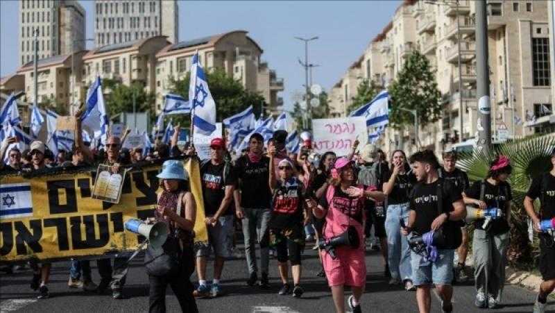 متظاهرون يغلقون شارع ديزنجوف في تل أبيب أمام حركة المرور للمطالبة بوقف الحرب وإعادة جميع المحتجزين