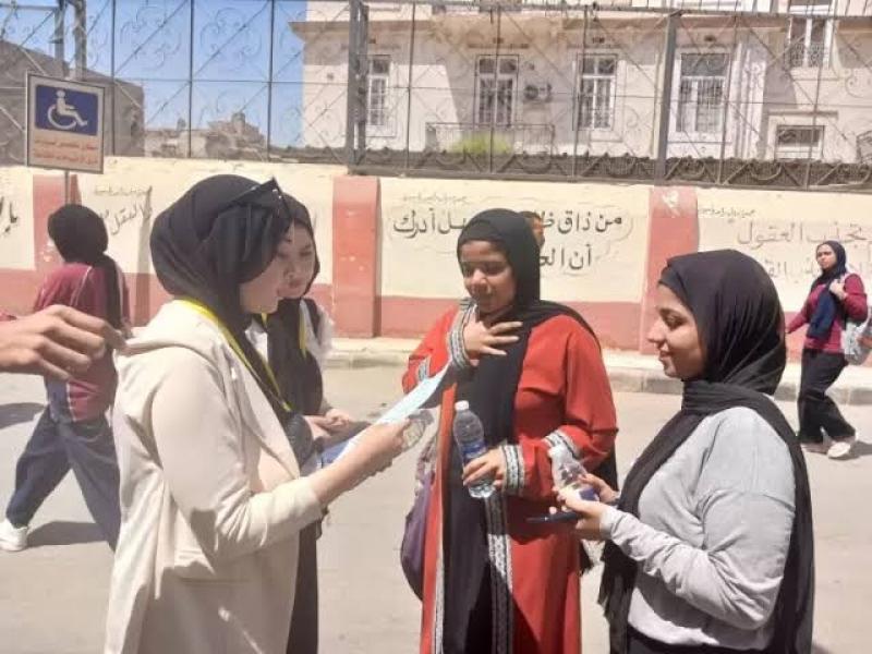 محافظ أسيوط يشيد بمشاركة اتحاد طلاب المدارس في توزيع المياه والعصائر على طلاب الثانوية العامة خلال الامتحانات