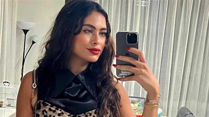 هاجر أحمد تستعرض جمالها بالأسود