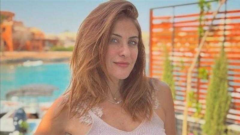 هيدي كرم تستعرض أناقتها بإطلالة صيفية مبهرة|شاهد