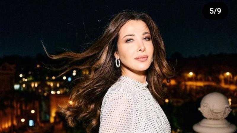 مرتبة وخفيفة ونظيفة.. تعليق ناقد موضة على إطلالة نانسي عجرم بتركيا.. شاهد