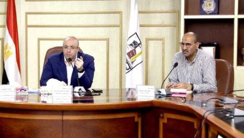 محافظ بني سويف يناقش ملف التعديات ومواجهة البناء المخالف
