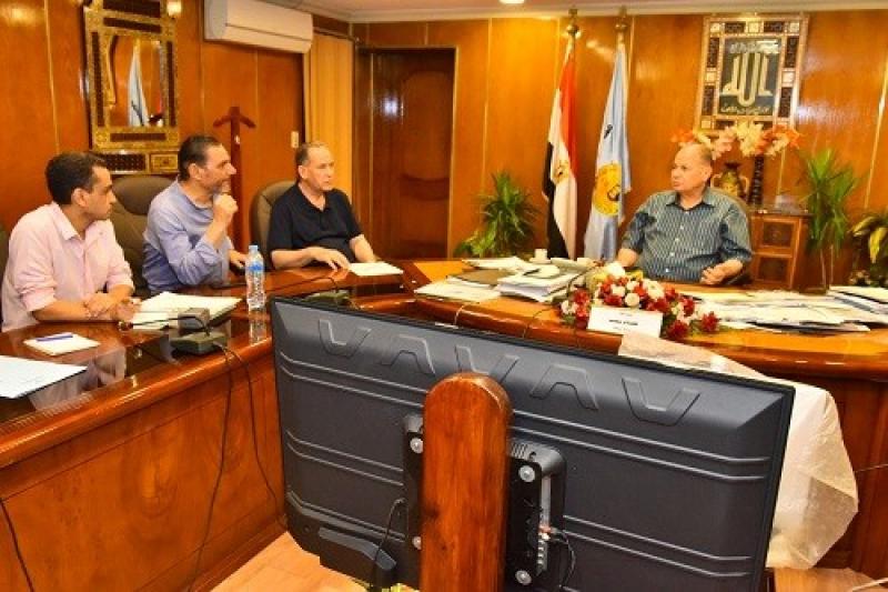 بجولات ميدانية واجتماعات دورية.. محافظ أسيوط يتابع سير امتحانات الثانوية العامة